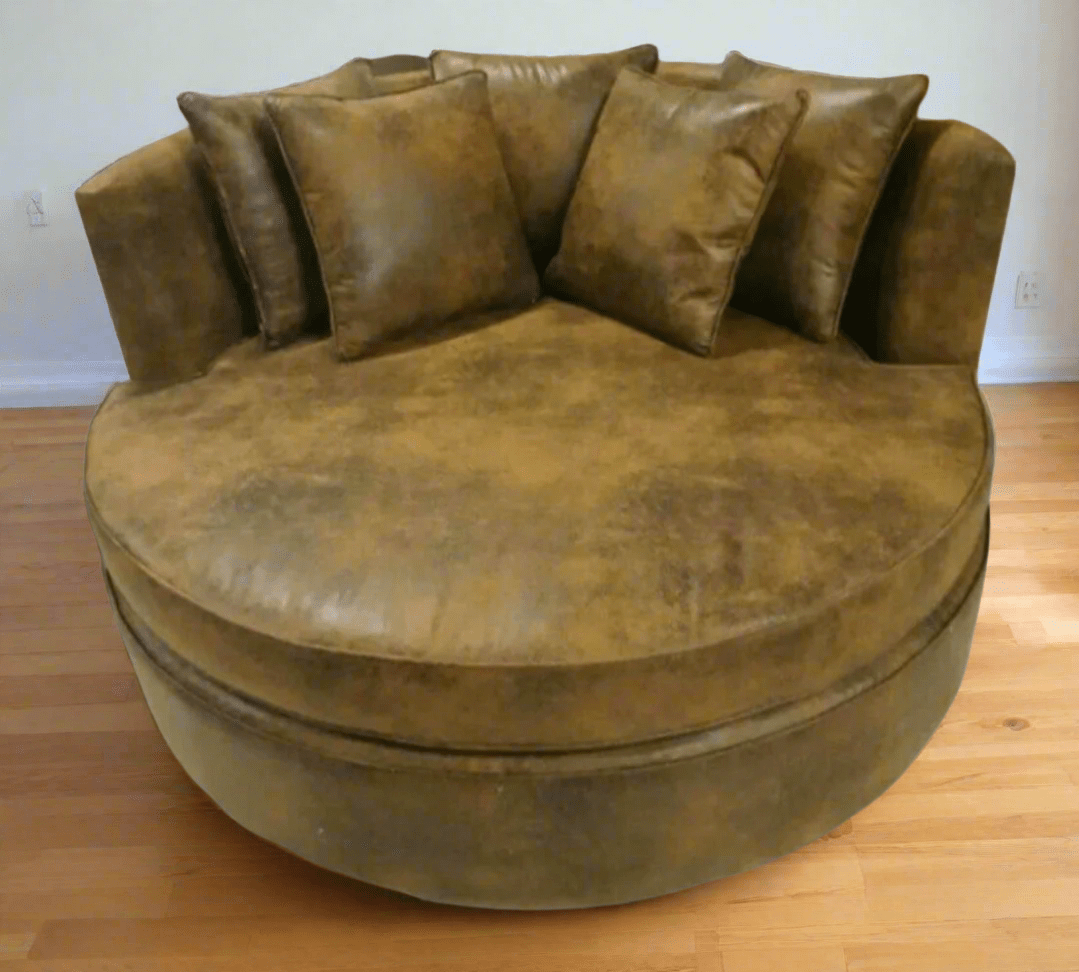 Love Couch - That Couch Place